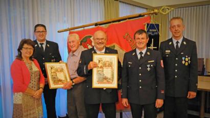 Bild: twi
Die Feuerwehr Wernberg ernannte Fritz Geitner (Dritter von links) zum Ehrenmitglied und Franz Rauch (Dritter von rechts) zum Ehrenvorsitzenden.
