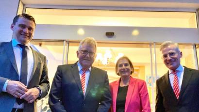 Bild: Sparkasse Schwandorf/exb
Nach der Verabschiedung des bisherigen Vorstandsmitglieds zeigt das Bild (von links) Landrat Thomas Ebeling, Wilfried und Christine Bühner und Vorstandsvorsitzenden Werner Heß.