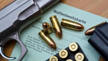 Symbolbild: Patrick Pleul
Immer wieder werden Waffen und Munition beim Landratsamt abgegeben.