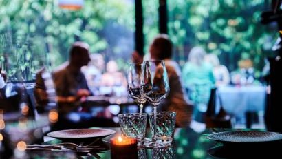 Symbolbild: Annette Riedl/dpa
Gäste sitzen im Außenbereich eines Restaurants.