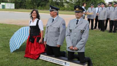 Bild: ral
Ganz der Tradition folgend, haben sich die Bittsteller aus Schmidgaden hin gekniet, um ihr Begehr vorzutragen. Das Bild zeigt (von links) Schirmherrin Anna Dobler, Festleiter Johann Ries und Vorsitzenden Franz Probst
