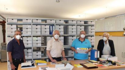 Bild: nis
Im Archiv der Gemeinde Tiefenbach dankte Bürgermeister Ludwig Prögler Karl-Heinz Schröpfer, der die Unterlagen zur geplanten Bahntrasse an die Archivare Richard Bierl und Bruno Servi übergab.