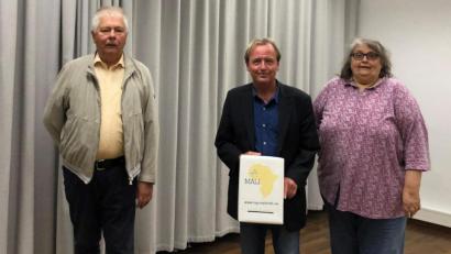 Bild: Strobl/exb
Der Vorsitzende der LAG Mali, Stefan Schuster (Mitte), mit Reinhold Strobl (links) und Petra Schilling (rechts).
