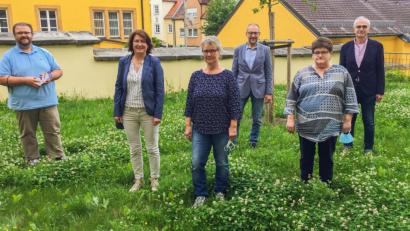 Bild: exb
Wollen das Angebot der Gemeinschaft „Generation Hand in Hand e.V.“ in Kastl bekannter machen: Bürgermeister Hans Walter, Seniorenbeauftragte Elisabeth Streng, GeHiH-Ansprechpartnerin Elisabeth Gottsche, GeHiH-Vorsitzender Karl Lorenz, Seniorenbeauftragte Monika Fralix und GeHiH-Ansprechpartner Joachim Sertl (von links).