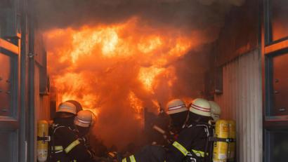 Bild: Daniel Reinhardt/dpa
Übungen, die beispielsweise in einer Rauchgas-Durchzündungsanlage (Bild) oder auf einem speziellen Parcours erfolgen können, bereiten die Atemschutz-Geräteträger auf die enorme Hitze vor.