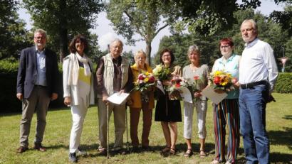Bild: mfh
Die Langzeitjubilare flankieren (von links) Bürgermeister Michael Göth und die stellvertretende Vorsitzenden Gisela Promm: 
Georg Honig, Christa Habermehl, Brigitta Biersack für 50 Jahre Mitgliedschaft und Liselotte Hartmann und Margit Marschalek für 60 Jahre Mitgliedschaft. Georg Peters, der Vorstandsvorsitzende des TV Sulzbach-Rosenberg, schließt die Reihe.
