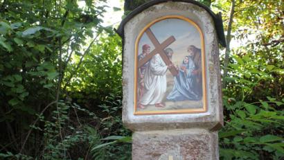 Bild: aun
Eine der 14 restaurierten Stationen des Kreuzwegs, der von Utzenhofen auf den Schwärzberg zur dortigen Lourdesgrotte führt.