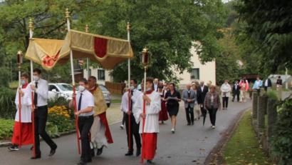 Bild: frd
Nach dem Messopfer trug Stadtpfarrer Alfons Kaufmann den Leib Christi in der Monstranz durchs Dorf.