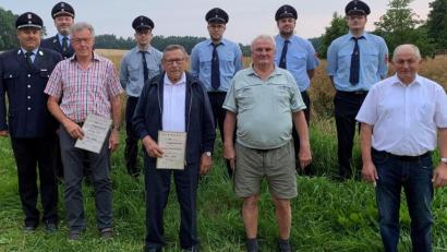 Bild: Christian Dummer/exb
Die Feuerwehr Bühl ehrt langjährige Mitglieder und Aktive (von links): Kommandant Richard Donhauser, Vorsitzender Stephan Hartmann, Ludwig Auer, Johannes Fink, Franz Demleitner, Matthias Graf, Peter Gebhardt, Uli Amann, Michael Hellerbrand und Zweiter Bürgermeister Franz Weiß.