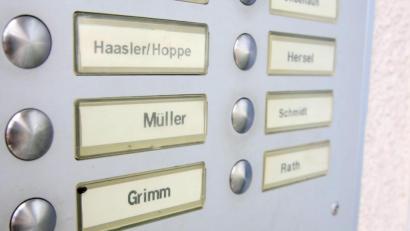 Symbolbild: Philipp Brandstädter/dpa
Viele Paare stehen bei der Hochzeit vor einer schwierigen Entscheidung: Seiner oder ihr Nachname?