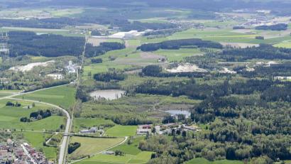 Bild: ws
Oberhalb des Engelmannsteichs und des Moors sowie auf der Fläche an der Umgehung soll das geplante Industriegebiet entstehen. Aktuell laufen umfassende Untersuchungen. erste Ergebnisse kündigen die Planer schon im Herbst an.