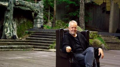 Bild: Pöhlmann/fph
Entspannt und voller Vorfreude: Am 4. September lässt Wolfgang Haffner auf der Luisenburg die Stöcke über sein Schlagzeug tanzen.