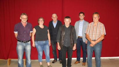 Bild: Josef Böhm
Der neuen Vorstandschaft mit (vorne von links) Johann Kraus, Veronika Biegerl, Michael Ring und Martin Stigler sagten der bisherige Vorsitzende Michael Kehrer und Bürgermeister Rudolf Teplitzky (hinten von links) ihre Unterstützung zu.