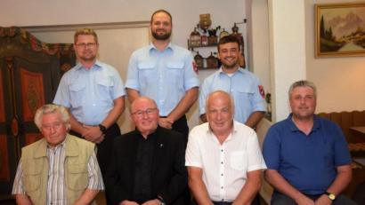 Bild: fz
Johann Stiegl für 70 Jahre, Pfarrer Willi Bauer und Johann Gollwitzer für 50 Jahre und Martin Voit für 25 Jahre (sitzend von links) wurden bei der Jahreshauptversammlung geehrt.