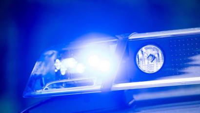 Symbolbild: Lino Mirgeler/dpa
Ein Blaulicht leuchtet auf dem Dach einer Polizeistreife.