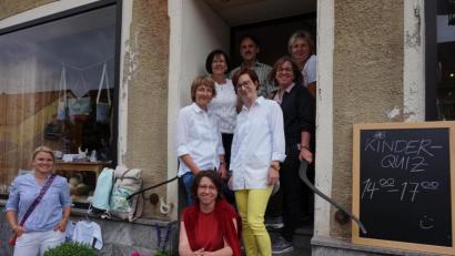 Bild: eib
Das Team vom Kaffeehaus „ZeitGeist“ mit Hausbesitzer Ludwig Reger (hintere Reihe, links) und (in der ersten Reihe stehend, links) dritte Vorsitzende Carmen Feldmeier sowie zweite Vorsitzende Doris Nachtmann-Wurm von LSL stellten sich zu einem Foto auf.