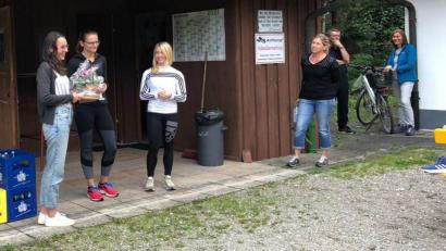 Bild: Jennifer Härlein/exb
Als Spartenleiterin der Wiesenflitzer wird (von links) Annalena Nützel von den Spartenleiterinnen Kathrin Kiesel und Jennifer Härlein sowie der Vorsitzenden des SK Fürnried, Silvia Utz, verabschiedet.