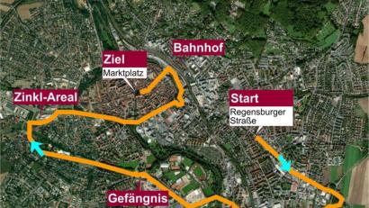 Bild: Grafik: Oberpfalz-Medien/Maps4News
Eigentlich wäre der Weg von der Regensburger Straße zum Marktplatz nicht weit. Aber weil der Weihnachtsbaum-Transporter nicht unter der Bahnbrücke durchkommt, muss er am Montagmorgen einen gewaltigen Umweg nehmen.