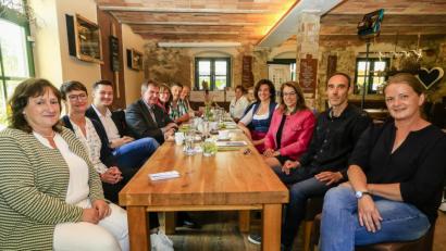 Bild: Clemens Hoesamer
Marianne Schieder (SPD), Ines Tegtmeier (FDP), Christian Schindler (FW), BBV-Obmann Josef Irlbacher, Agnes Beer, Johann Hahn, Josef Wittmann (alle BBV, links am Tisch, von vorne), Tina Winklmann (Grüne), Sönke Siebold (ÖDP), Martina Englhardt-Kopf (CSU), Kreisbäuerin Sabine Schindler, Manuela Pronath und Rita Heigl (rechts, von vorne) diskutierten über die Zukunft der Landwirtschaft.