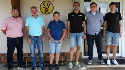 Bild: twg
Der SVR blickt in die Zukunft bei den Neuwahlen der Jugendleiter und Jugendsprecher. Zweiter Bürgermeister Oliver Becher und Zweiter Vorsitzender Heinrich Heinl (von links) gratulierten Zweitem Jugendsprecher Marco Krodel, Jugendleiter Markus Hecht und seinem Stellvertreter Christoph Kastner. Rechts der scheidende Jugendleiter Sebastian Sirtl.