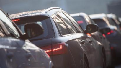 Bild: Sebastian Gollnow
Autos stehen. Foto: Sebastian Gollnow/dpa/Symbolbild