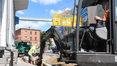 Bild: Gabi Schönberger
Der Bagger macht sich breit. In der Sedanstraße hebt er einen Graben aus.