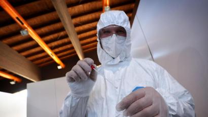 Symbolbild: Karl-Josef Hildenbrand/dpa
Ein medizinischer Angestellter nimmt einen Abstrich für einen Coronatest.