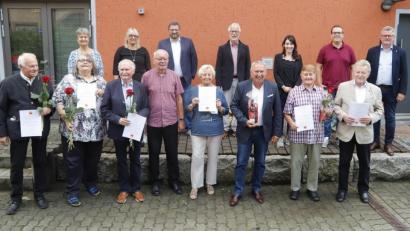 Bild: mfh
Jubilarehrung beim SPD-Ortsverein Sulzbach-Rosenberg: (vorne, von links) Karl Hering, Petra Schilling, Günther Strobel, Gerhard Dehling, Helene Schwarz (in Vertretung für ihren Sohn Klaus Schwarz), Joachim Bender, Franz Kick, Hans Ott, (hinten, von links) Dritte Bürgermeisterin Hildegard Geismann, SPD-Ortsvorsitzende Bettina Moser, SPD-Bundestagskandidat Johannes Foitzik, Thomas Steiner, Katharina Rösel, Noah Pawlica und Bürgermeister Michael Göth.