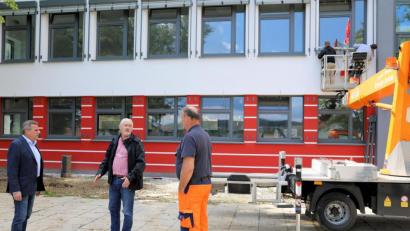 Bild: akp
Bürgermeister Norbert Eckl (von links), Planer Albert Krämer und Bauhofleiter Josef Fuchs trafen sich zur Baustellenbesprechung. Im Hintergrund sind Monteure damit beschäftigt, den Sonnenschutz an den Fenstern anzubringen.