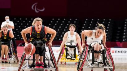 Bild: Stephanie Wunderl
Svenja Mayer (links) im zweiten Spiel bei den Paralympics in Tokio. Gegen Großbritannien gewann die deutsche Rollstuhlbasketballmannschaft mit 53:35.