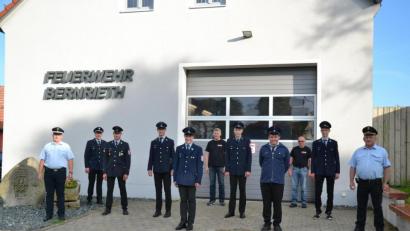 Bild: bml
Erfolgreiche Prüflinge: Zum Schluss durften sich die Nachwuchsfeuerwehrleute die Jugendspange anstecken.