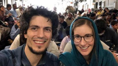 Bild: Benjamin Taubmann/exb
Benjamin Taubmann (34) und seine vier Jahre jüngere Frau Lisa Dienstagnachmittag deutscher Zeit im Rettungsflieger raus aus Kabul. Stunden später ist das Paar sicher in der usbekischen Hauptstadt Taschkent gelandet. Froh und glücklich sind auch Benjamin Taubmanns Eltern Marianne und Georg aus Sulzbach-Rosenberg.