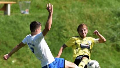 Bild: Büttner, Gerhard
Bastian Forster (rechts) hält dagegen: Die Spieler der DJK Neustadt wollen gegen den ebenfalls noch sieglosen TuS/WE Hirschau den ersten Dreier.