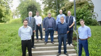Bild: Lorenz Märtl/exb
Gruppenbild zum Abschluss des BiLa-Lehrgangs mit den Besten (vorne, von links): Thomas Rösel, Heinrich Simon und Maximilian Trummer sowie (hinten, von links) Behördenleiter Harald Gebhardt, Matthias Feierler (AELF), Dieter Dehling (VlF), Prüfungsausschussvorsitzender Werner Wendel und AELF-Bereichsleiter Landwirtschaft Franz Baumer.