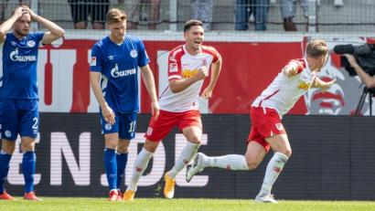 Bild: Matthias Balk/dpa
Verkehrte Welt im Jahnstadion Regensburg: Torschütze Steve Breitkreutz (von rechts) und Andreas Albers bejubeln den Treffer zum 2:0 für den SSV Jahn, die Schalker Marius Bülter und Thomas Ouwejan können es nicht fassen.