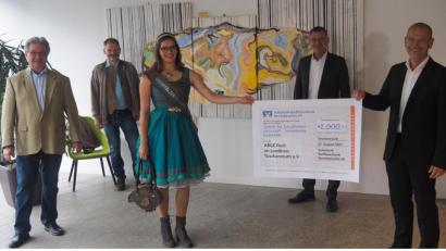 Bild: ws
Mit 2000 Euro unterstützt die Volksbank Raiffeisenbank Nordoberpfalz die PR-Kampagne der Arge Fisch mit der die Karpfenteichwirtschaft als "Immaterielles Kulturerbe" besser dargestellt werden soll. Im Bild (von links): Arge-Projektleiter Hans Klupp, Arge-Vorsitzender Thomas Beer, Teichnixe Sophia Bächer, Regionalmarktleiter Berthold Bauer und Vorstand Thomas Wirth.
..