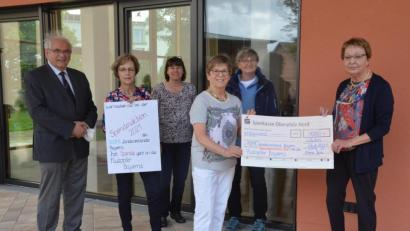Bild: Kunz
Andrea Konz (rechts) vom Frauenbund Herz Jesu überreicht an die Bezirksvorsitzende Margit Konze (Dritte von rechts) 1000 Euro für die bayerischen Flutopfer. Links: Stadtpfarrer Gerhard Pausch.
