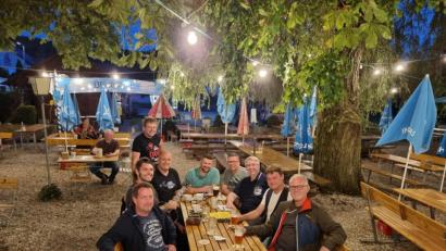 Bild: Josip
Die Musiker von Ois Echt testeten schon mal die Konzert-Atmosphäre . Von links: Hans Miesbeck, Tobi Rauscher, Alois Heimler, Brauerei-Chef Martin Sterk, die Panduren Daniel Müller, Stefan Kammermeier und Thomas Graml sowie Bifi Köbler und Sepp Zweck.