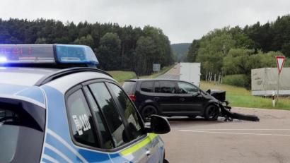 Bild: Wolfgang Steinbacher
Das Auto kam von rechts, aus Richtung Adlholz, und fuhr ungebremst in die Kreuzung. Der Lastwagen war auf der Staatsstraße 2021 von Amberg kommend nach Vilseck unterwegs. Bei der Kollision krachte der Pkw frontal in die Seite des Lkw. Für die beiden Fahrer ging der Unfall glimpflich aus.