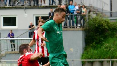 Bild: ham
Johann Eules (grünes Trikot) wird in dieser Szene hart attackiert. Am Samstag wollen er und seine Stuller Kollegen gegen die Sportfreunde Weidenthal dreifach punkten und vorne mitdranbleiben.