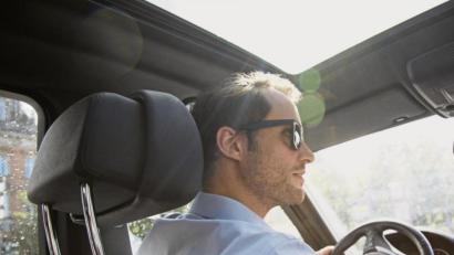 Bild:  Christin Klose/dpa
Damit der Autofahrer eine optimale Rundumsicht hat, sollte der Sitz möglichst hoch eingestellt werden. Zwischen Kopf und Dachhimmel sollte aber immer eine Handbreit Platz bleiben.