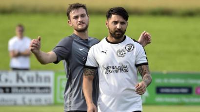 Archivbild: Hubert Ziegler
Die Abwehr des FV Vilseck muss Torjäger Cengiz Izmire (vorne) gut bewachen, sonst kracht's im Kasten.