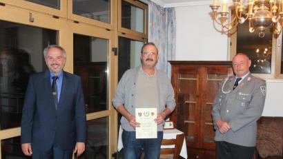 Bild: stg
Ludwig Kastner (Mitte) ist seit 40 Jahren Mitglied der Waldecker Krieger- und Soldatenkameradschaft. Er erhielt die Goldene Ehrennadel.