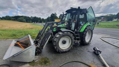 Bild: fks
Da hatte die Feuerwehr den Traktor-Brand schon gelöscht. Nach ersten Einschätzungen entstand wirtschaftlicher Totalschaden in Höhe von etwa 20.000 Euro.