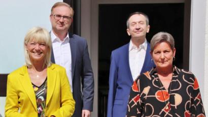 Bild: Thomas Dobler
Geschäftsführerin Sandra Loew (rechts) war Gastgeberin beim Besuch der bayerischen Sozialministerin Cornelia Trautner (links) und des CSU-Landtagsabgeordneten Alexander Flierl (daneben) bei Dr. Loew Soziale Dienstleitungen in Wernberg-Köblitz. Dr.-Loew-Direktor Joachim Rauscher (hinten rechts) stellte beim Infogespräch das große Unternehmen vor.