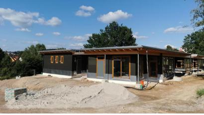 Bild: Portner
Der neue städtische Kindergarten in Oberviechtach wird am 7. Januar 2022 eröffnet. Die Außenanlagen werden dann noch nicht fertig sein. Doch die schwarze Dämmung ist bis dahin einer Holzfassade in drei bis vier naturnahen Farbtönen gewichen.