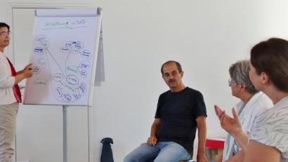 Bild: Dobler
Christina Wolf (links) leitete das Utopie-Camp in Schwandorf und sammelte die Ideen der Teilnehmer, die sich dem Generalthema "Verständigung" mit Vorschlägen für eine Umsetzung in Schwandorf näherten.