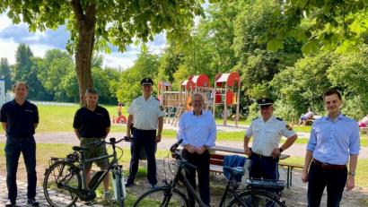 Bild: Maria Schuierer/exb 
Armin Kiener und Thomas Faderl von der Sicherheitswacht freuen sich über das zweite E-Bike, das ihnen die Stadt Schwandorf zur Verfügung stellt.