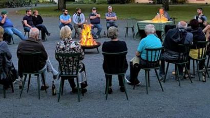 Bild: exb
Bürgermeister Hans Walter erzählte im Schlosshof von Wolframshof Lagerfeuer- und Wirtshausgeschichten.