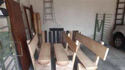 Bild: rlö
Rustikale Gartenbänke und Sitzgarnituren aus dem Holz des Kirwabaums von 2020 haben die Rosenberger Kirwaleit in Eigenarbeit gezimmert. Ein Teil hat schon Käufer gefunden, der Rest wird demnächst versteigert.